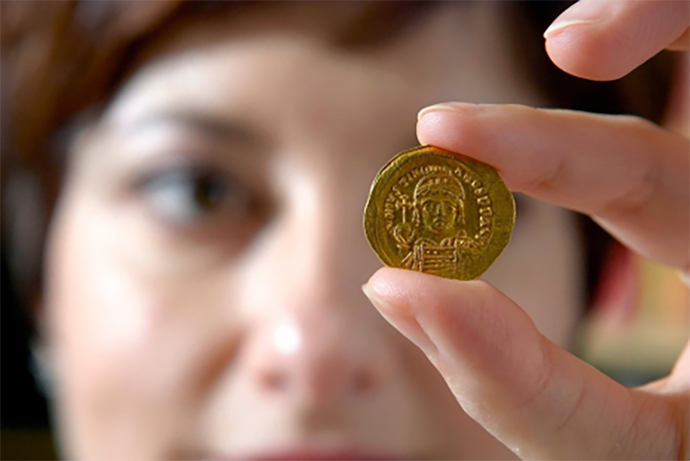 Eurydice holding a coin